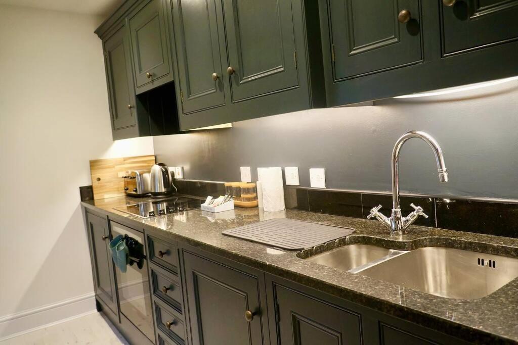 Apartament Epic Location, Views & Large Private Terrace Windsor Zewnętrze zdjęcie