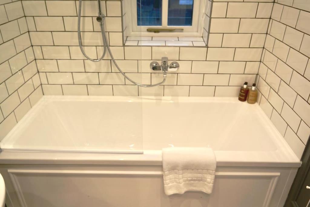Apartament Epic Location, Views & Large Private Terrace Windsor Zewnętrze zdjęcie